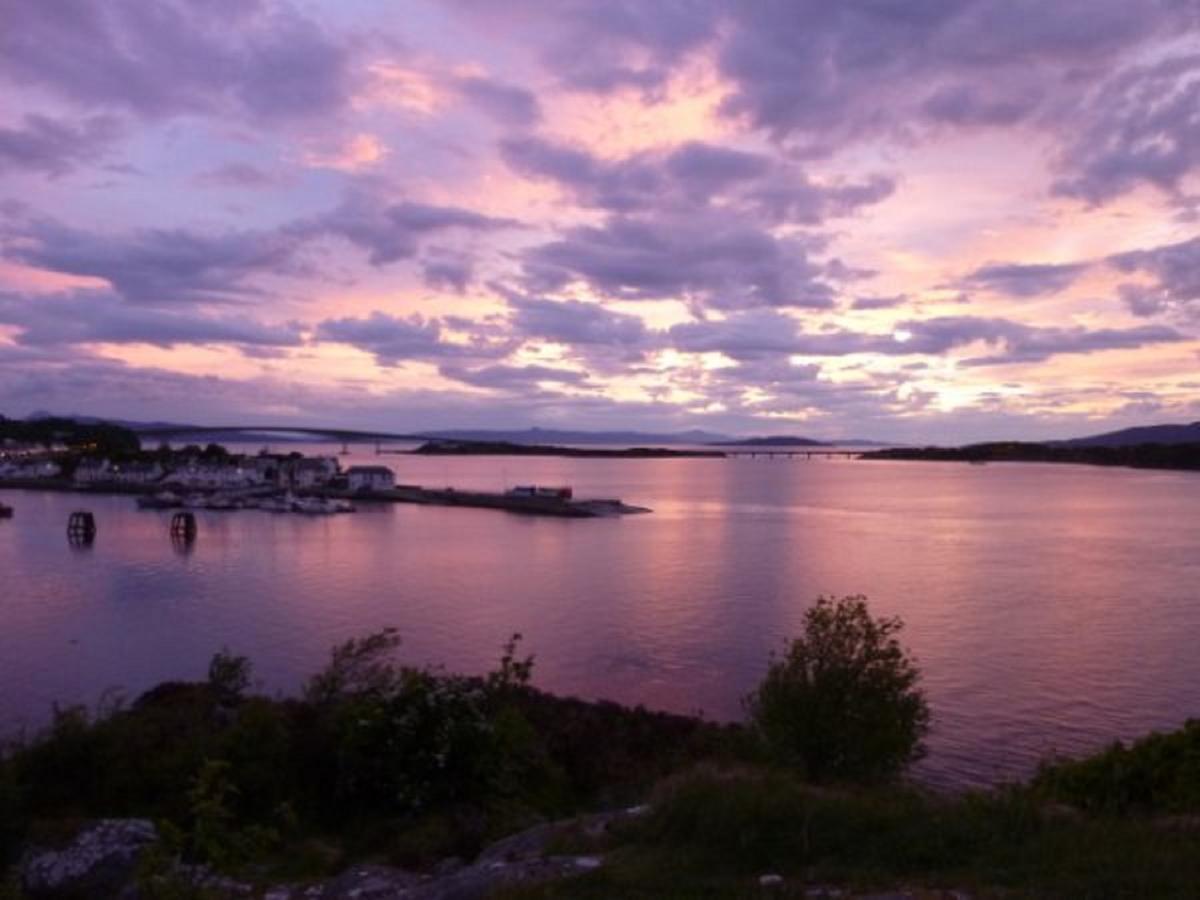 Skye Backpackers Hostel Kyleakin Bagian luar foto