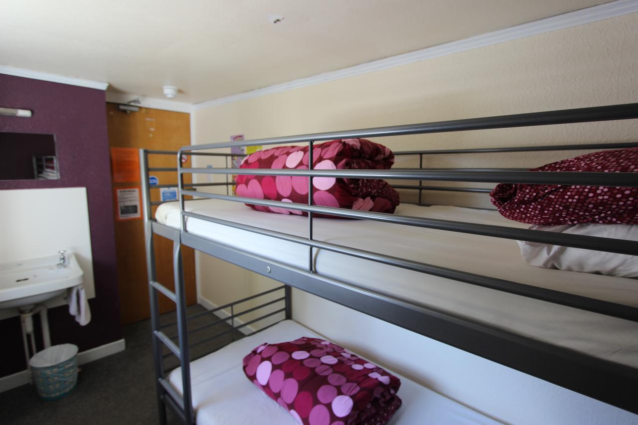 Skye Backpackers Hostel Kyleakin Bagian luar foto