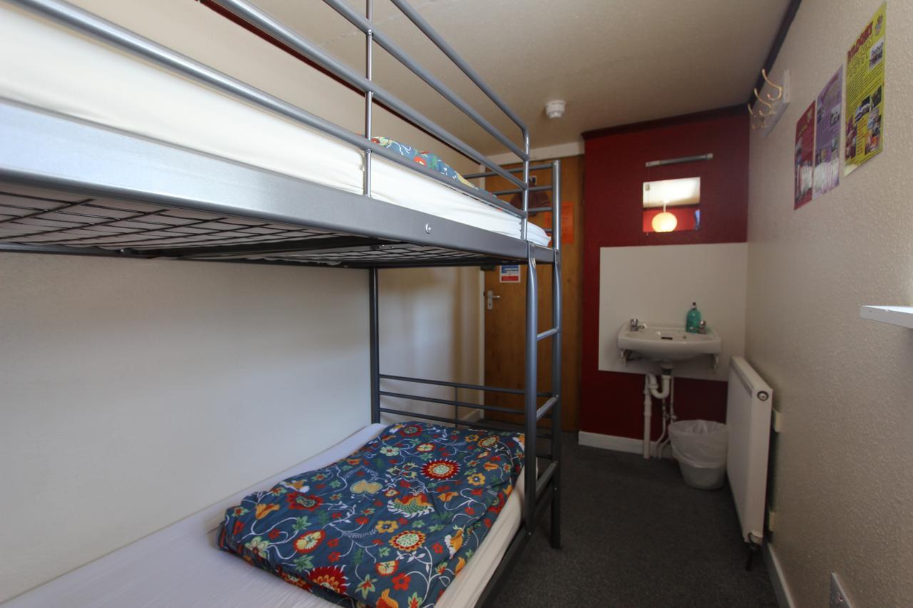 Skye Backpackers Hostel Kyleakin Bagian luar foto