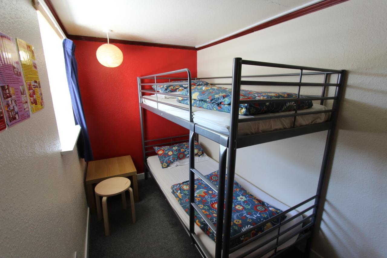 Skye Backpackers Hostel Kyleakin Bagian luar foto