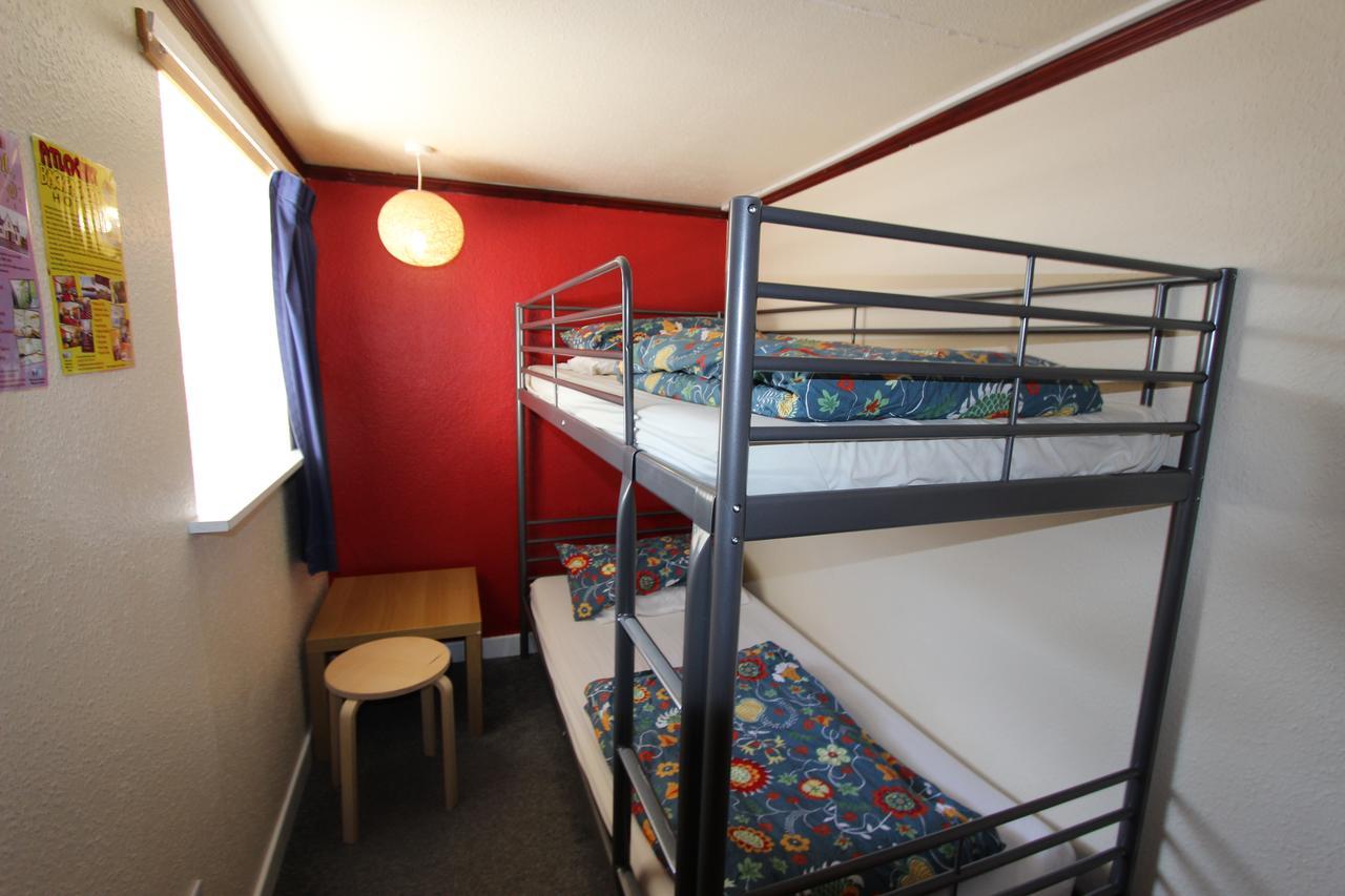 Skye Backpackers Hostel Kyleakin Bagian luar foto