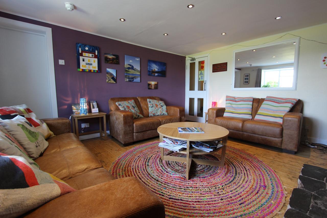 Skye Backpackers Hostel Kyleakin Bagian luar foto